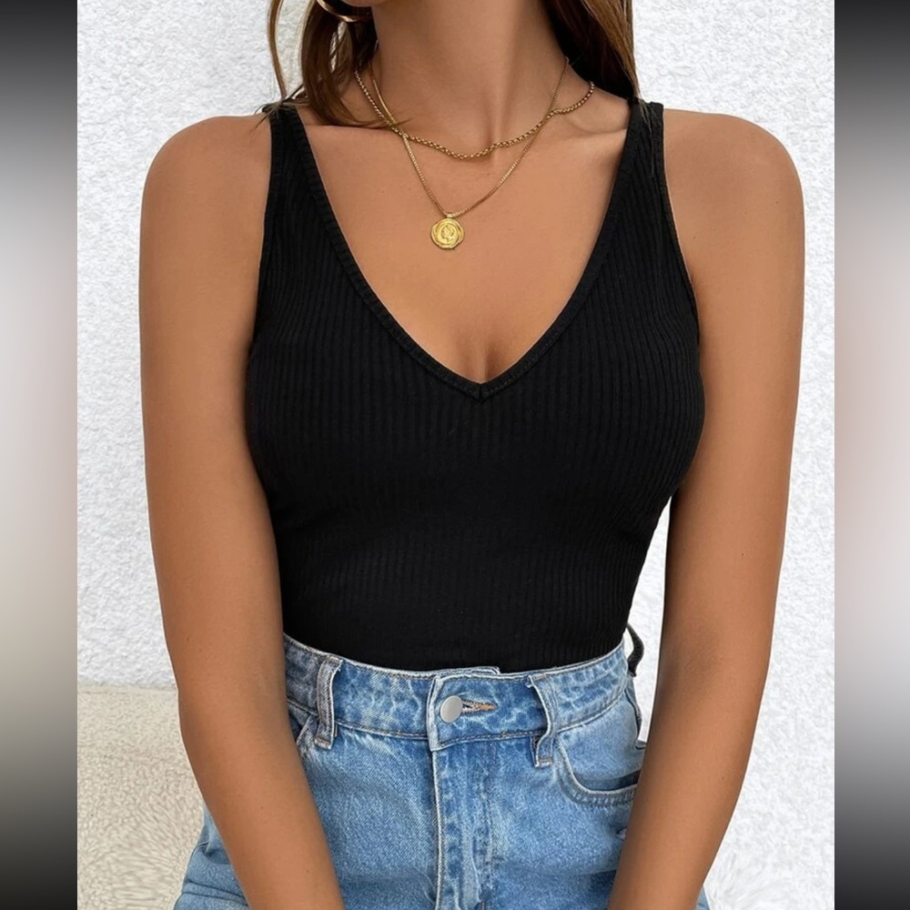 Casual black ribbed knit tank top